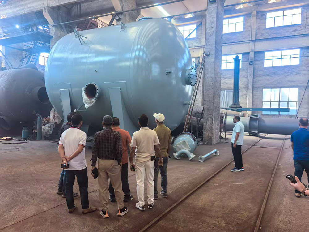 Foreign customers come to our factory for inspection